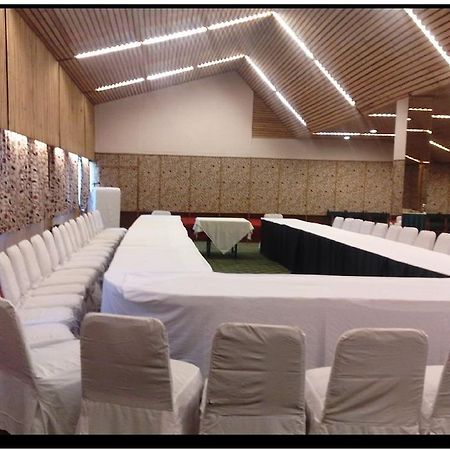 Hotel Broadway Srinagar  Ngoại thất bức ảnh
