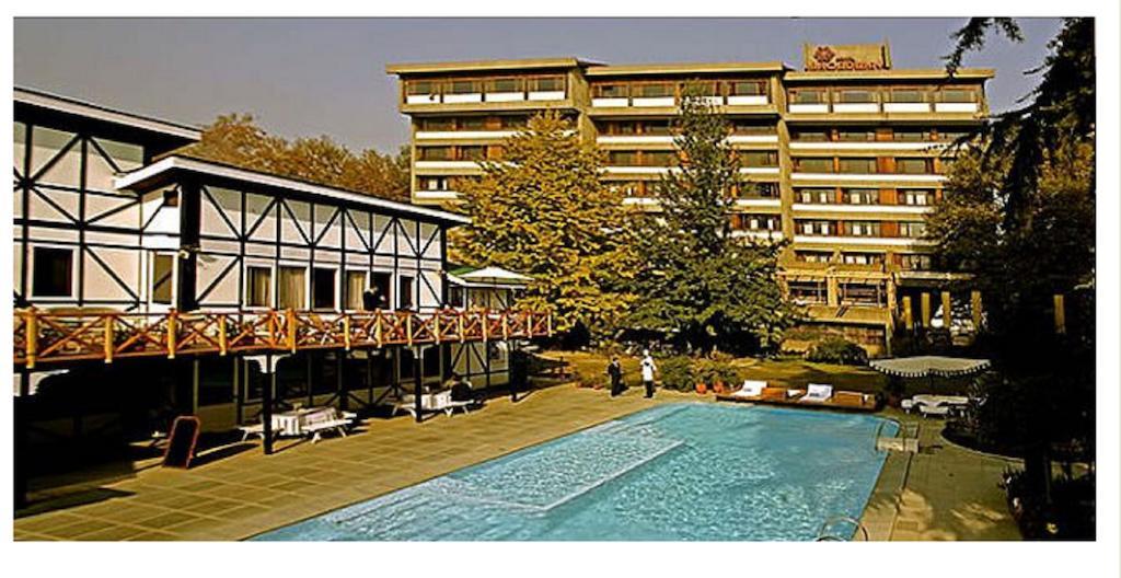Hotel Broadway Srinagar  Ngoại thất bức ảnh