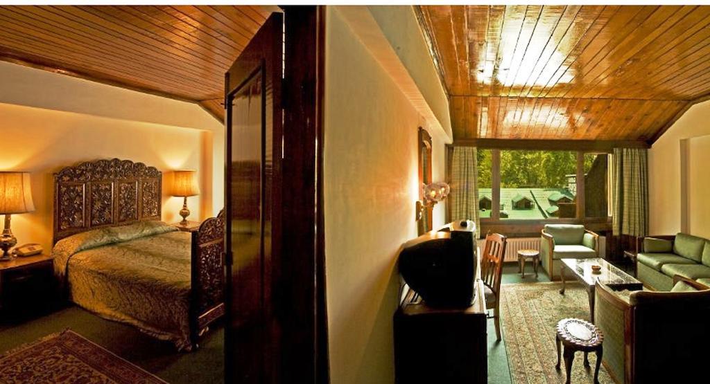 Hotel Broadway Srinagar  Ngoại thất bức ảnh