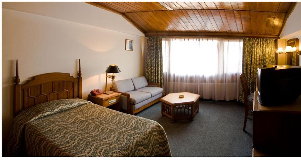 Hotel Broadway Srinagar  Ngoại thất bức ảnh